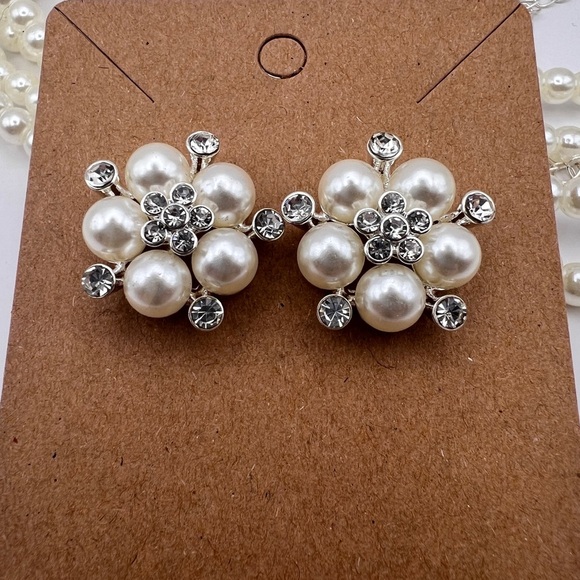 Faux Pearl and Rhinestone Pendant Necklace and matching pierced Earrings - Picture 9 of 13